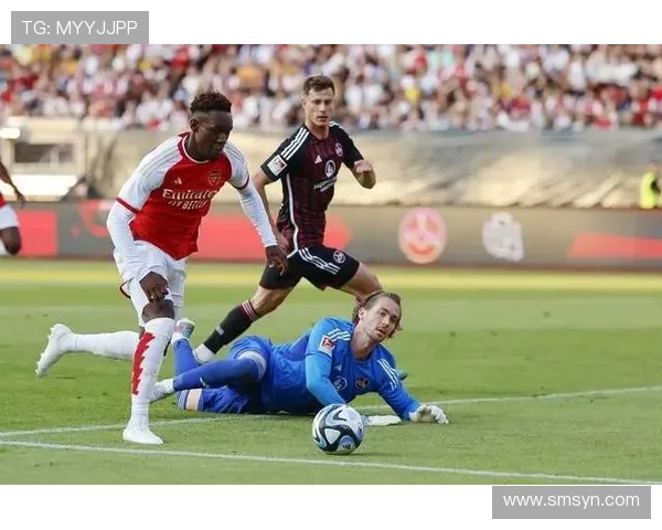 库杜斯中场与边锋角色切换的战术多样性解析 库杜斯中场与边锋角色切换的战术多样性解析